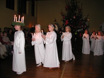 OebJuletrae2003Lucia.jpg (23279 bytes)