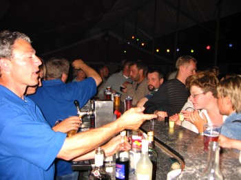 Sommerfest2002FaellesspisningBar.jpg (30840 bytes)