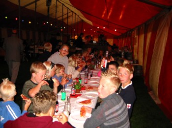 Sommerfest2002FaellesspisningBoern.jpg (31688 bytes)