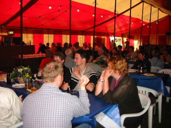 Sommerfest2003FaellesspisningAlle.jpg (35556 bytes)