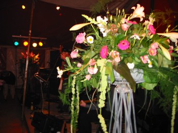 Sommerfest2003FaellesspisningBlomster.jpg (33895 bytes)