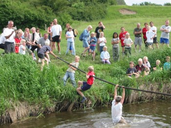 Sommerfest2003Tovtraekning.jpg (45988 bytes)