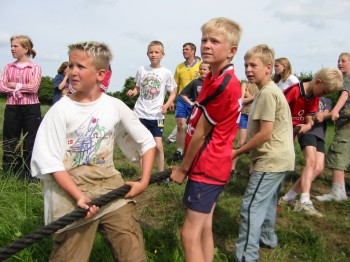 Sommerfest2003TovtraekningBoern.jpg (36420 bytes)